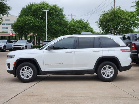 Certified 2025 Jeep Grand Cherokee Laredo w/ Luxury Tech Group I RWD image 4
