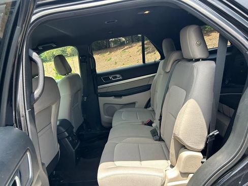 Used 2018 Ford Explorer XLT AWD/4WD image 4