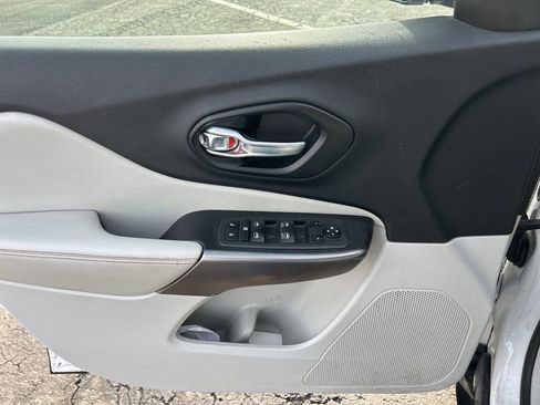 Used 2021 Jeep Cherokee Latitude Lux w/ Comfort/Convenience Group image 14