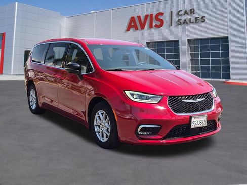 Used 2025 Chrysler Pacifica Select FWD image 3