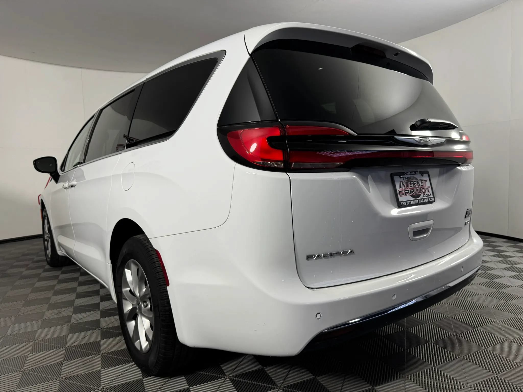 Used 2024 Chrysler Pacifica Touring-L AWD/4WD image 27