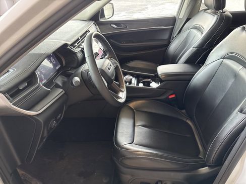 Used 2023 Jeep Grand Cherokee Limited image 7