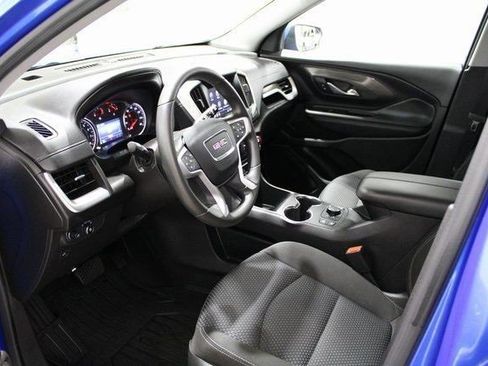 Used 2024 GMC Terrain SLE w/ Driver Convenience Package image 3