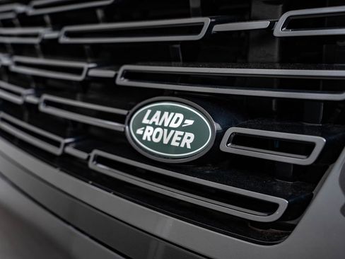 Used 2025 Land Rover Range Rover SE AWD/4WD image 3