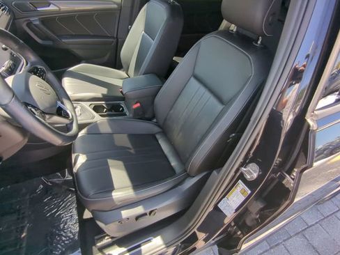 Certified 2022 Volkswagen Tiguan SE R-Line FWD image 20