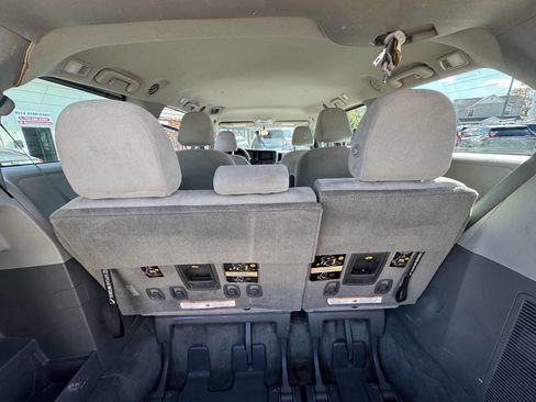 Used 2015 Toyota Sienna L image 36