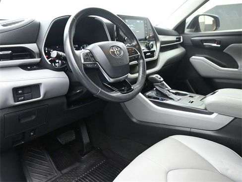 Used 2021 Toyota Highlander XLE image 8