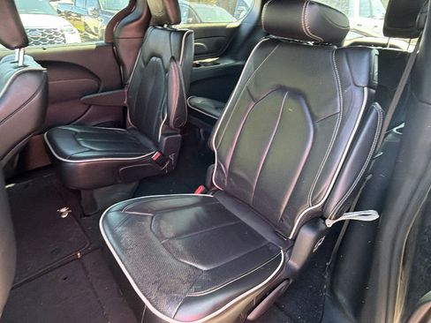 Used 2025 Chrysler Pacifica Limited FWD image 23