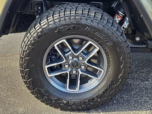 Used 2025 Jeep Gladiator Mojave AWD/4WD image 7
