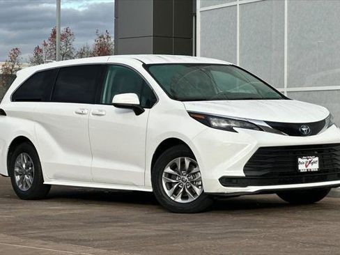 Certified 2024 Toyota Sienna LE image 2