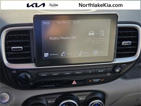 Used 2024 Hyundai Venue SEL image 16