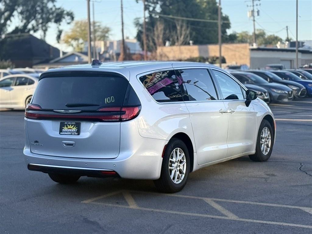 Used 2024 Chrysler Pacifica Touring-L FWD image 7
