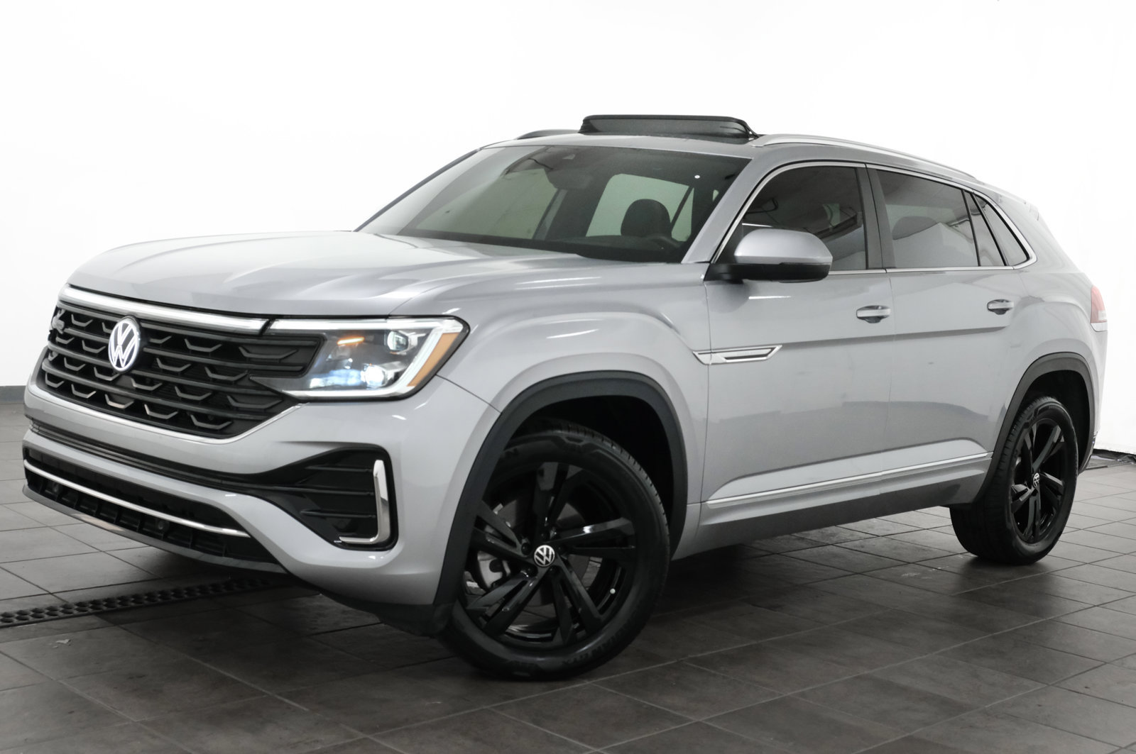 Used 2024 Volkswagen Atlas Cross Sport SEL R-Line AWD/4WD image 1
