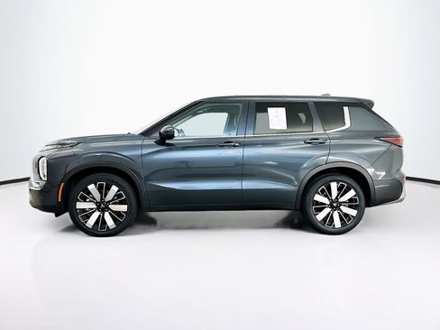 Used 2025 Mitsubishi Outlander SE image 4