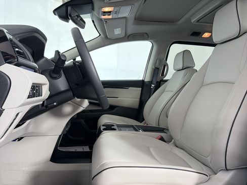 Used 2025 Honda Odyssey Touring image 6