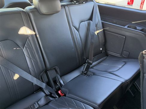 Used 2024 Ford Expedition Platinum image 39