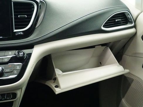 Used 2024 Chrysler Pacifica Select image 22