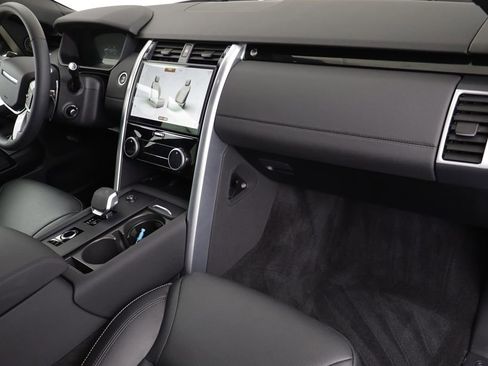 Used 2025 Land Rover Discovery S image 21