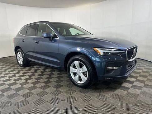 Used 2022 Volvo XC60 B5 Momentum image 2