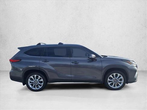 Used 2022 Toyota Highlander Limited image 4