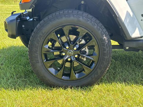 Certified 2025 Jeep Gladiator Sport AWD/4WD image 10