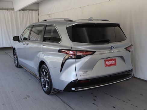 Used 2025 Toyota Sienna Platinum image 25