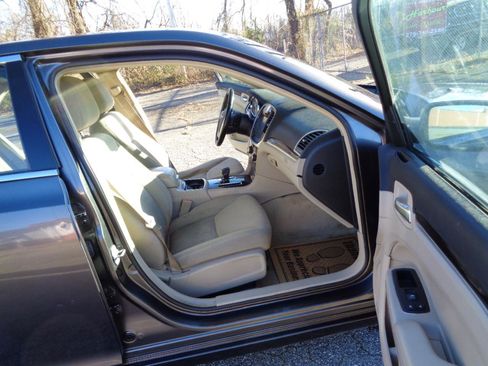 Used 2013 Chrysler 300 RWD image 14