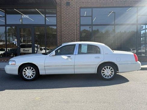 Used 2006 Lincoln Town Car Signature RWD image 4