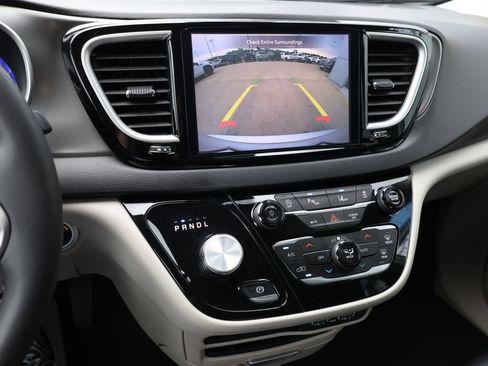 Used 2024 Chrysler Pacifica Touring-L FWD image 24