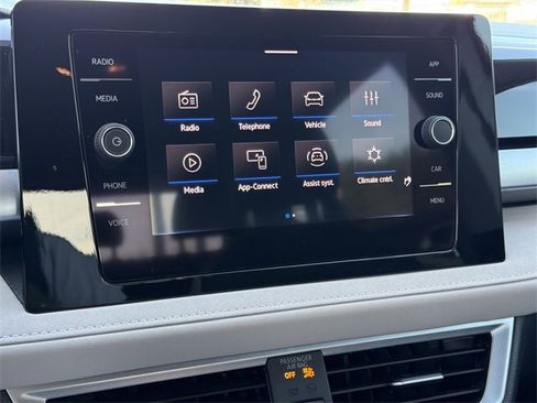Certified 2025 Volkswagen Taos SE image 18