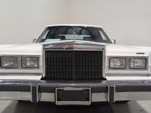 Used 1988 Lincoln Town Car RWD image 21