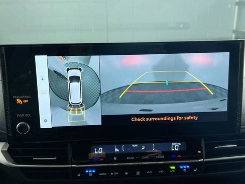 Used 2025 Toyota Sienna Platinum image 29