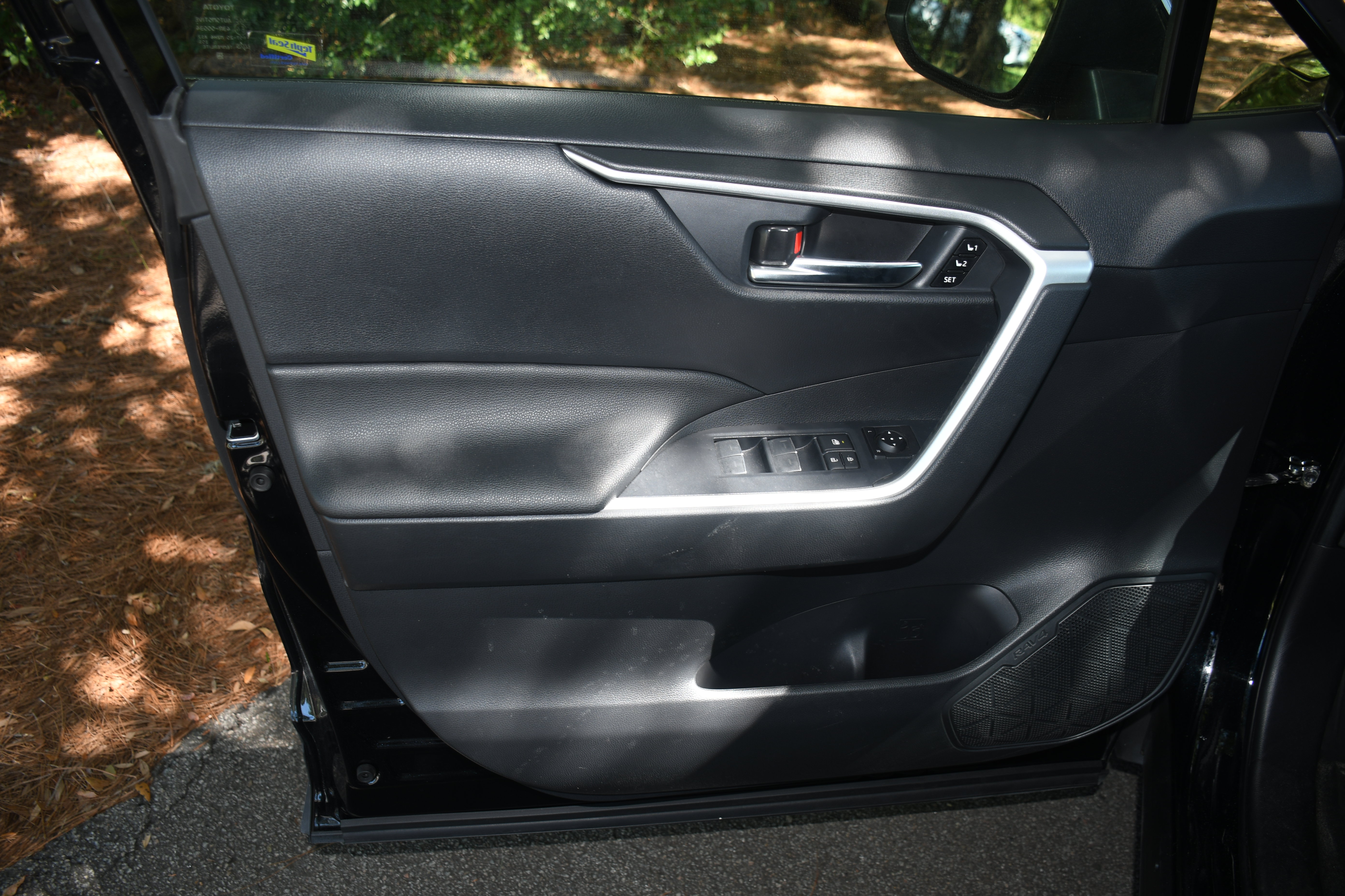 Used 2022 Toyota RAV4 XLE Premium FWD image 11