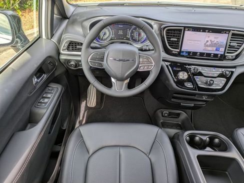New 2026 Chrysler Pacifica Select image 18