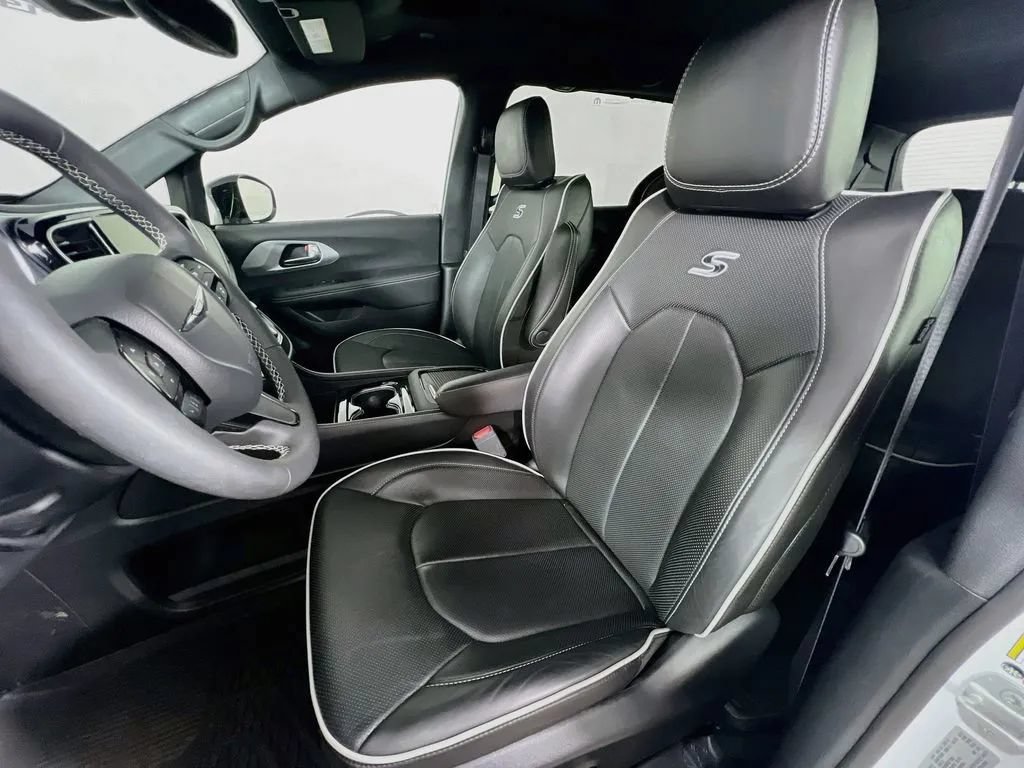 Used 2025 Chrysler Pacifica Limited AWD/4WD image 22