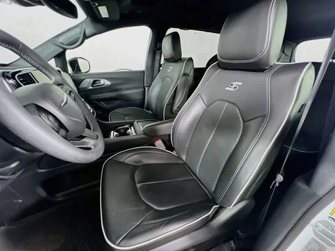 Used 2025 Chrysler Pacifica Limited AWD/4WD image 22