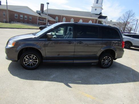 Used 2017 Dodge Grand Caravan SXT image 6