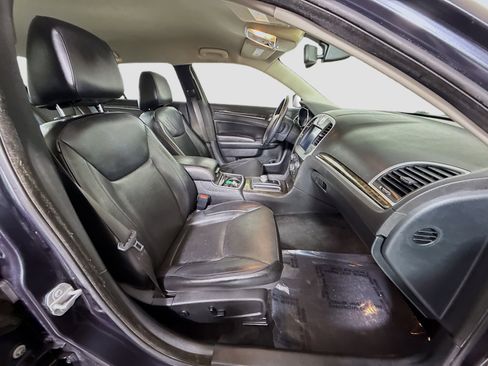 Used 2018 Chrysler 300 Limited RWD image 29