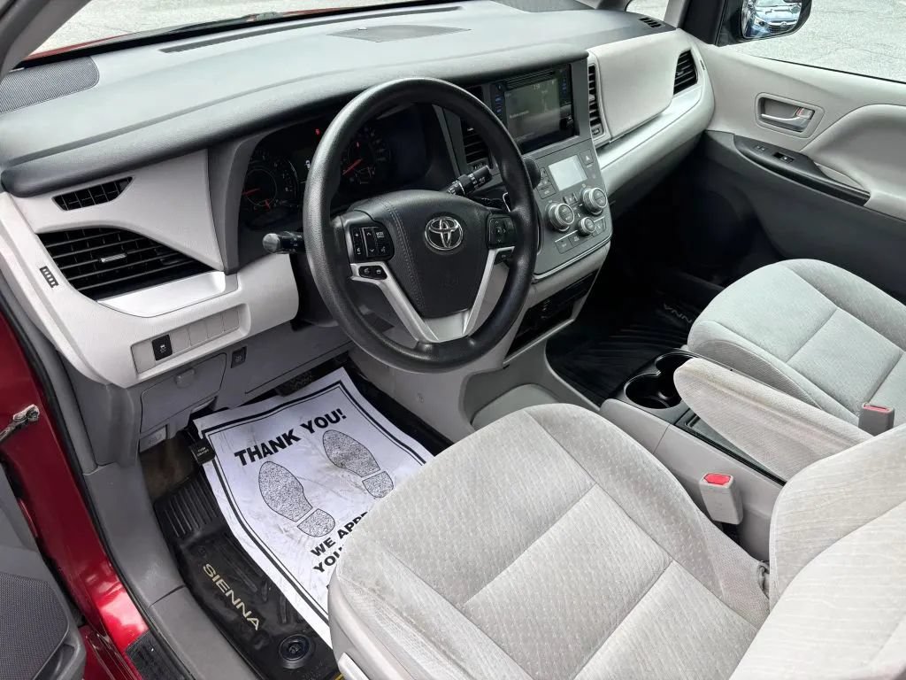 Used 2017 Toyota Sienna LE FWD image 2