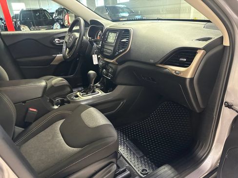 Used 2018 Jeep Cherokee Latitude w/ Cold Weather Group AWD/4WD image 35