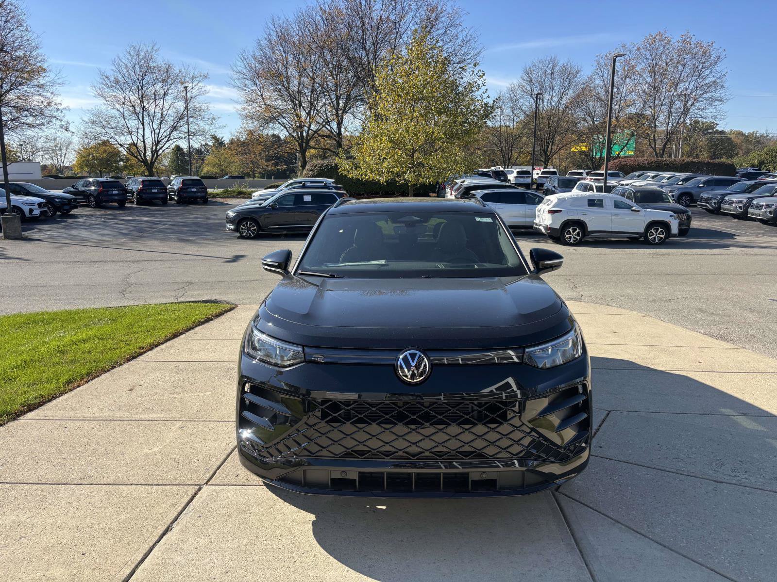 New 2026 Volkswagen Tiguan SE R-Line AWD/4WD image 2