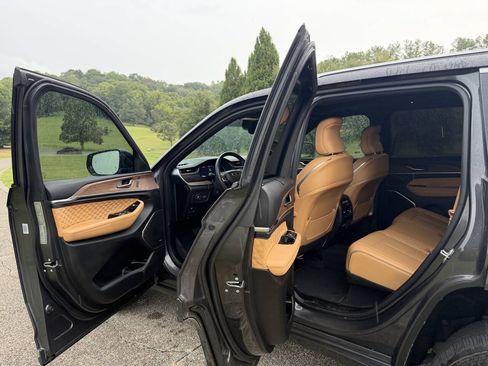 Used 2022 Jeep Grand Cherokee Summit w/ Luxury Tech Group V AWD/4WD image 20