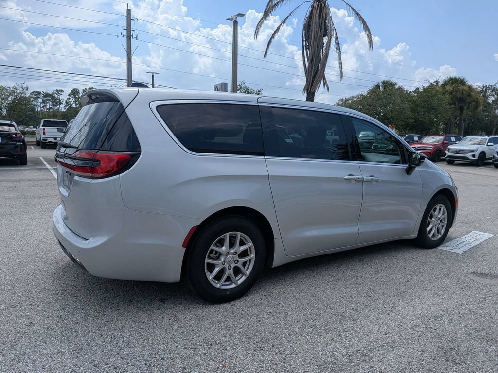 Used 2024 Chrysler Pacifica Touring-L FWD image 6