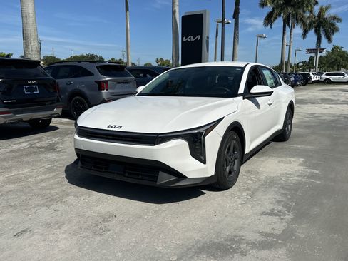 New 2025 Kia K4 LXS image 2