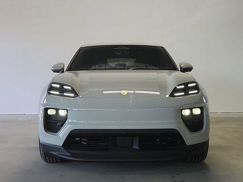 New 2026 Porsche Macan 4 Electric image 8