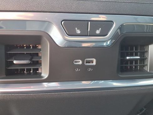 Used 2024 Chevrolet Silverado 1500 High Country w/ High Country Premium Package AWD/4WD image 16