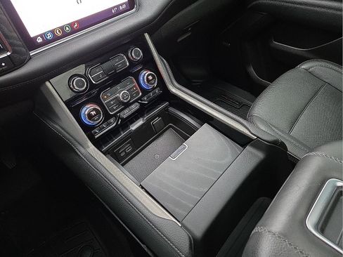 Used 2021 GMC Yukon XL Denali w/ Denali Premium Package image 25