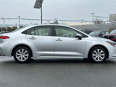 Used 2020 Toyota Corolla LE image 3