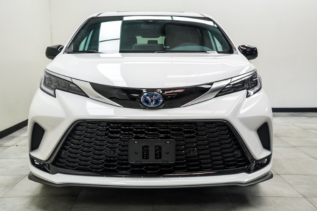 Used 2024 Toyota Sienna XSE w/ XSE Plus Package AWD/4WD image 7