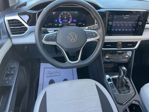 Certified 2025 Volkswagen Taos SE image 39